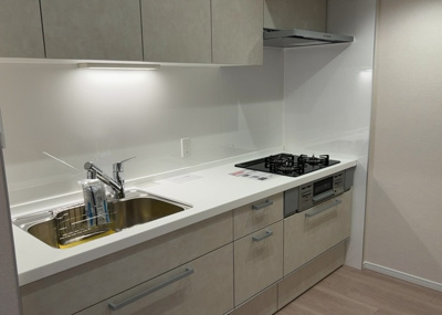 【キッチン】 | シャンボール本厚木 | 標準的なシステムキッチンの横幅は、165cm～300cm程度です。2100・2400・2550・2700などミリ単位で表記されます。普段どのように料理をするのかを想定しながら合ったサイズを選びましょう