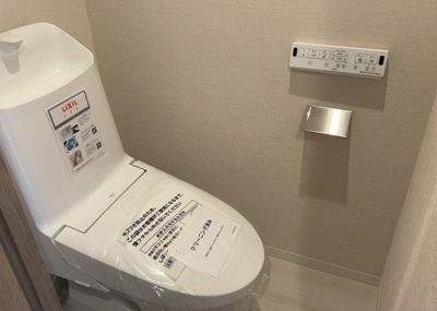 【トイレ】 | シャンボール本厚木 | トイレは大きさや形、機能、抗菌性などが異なる多種多彩なタイプが各メーカーから出ています。それぞれに良さがあるため、事前にどういったタイプのトイレがいいのかをご家庭内で決めて、内見に行くといいでしょう。