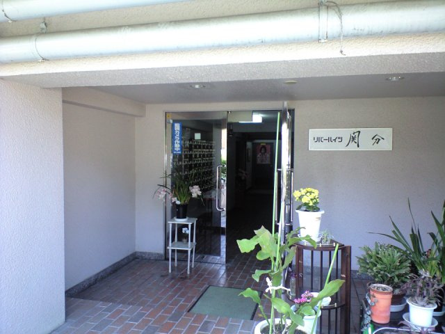 リバーハイツ関分のエントランス