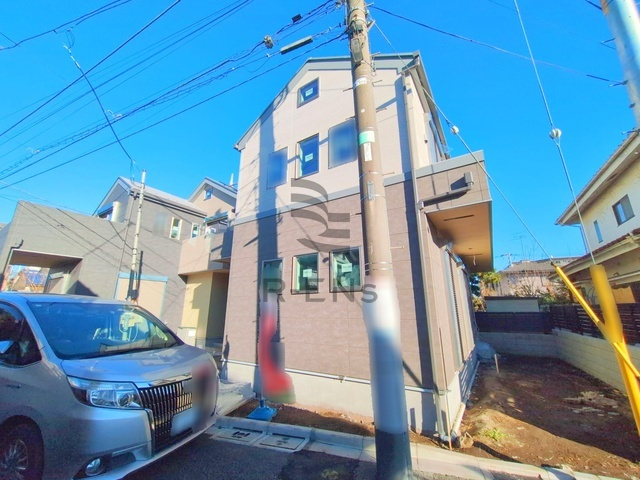 【外観】 | 練馬区南田中５丁目　新築戸建て　B号棟 | 光と風を取り込み、開放感あふれる住まいの顔です