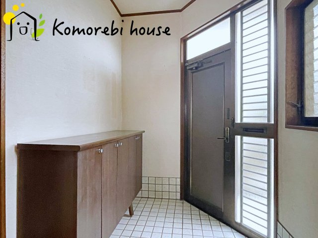 鴻巣市登戸　中古戸建の玄関|収納もある玄関です