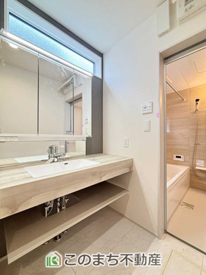 【洗面所】 | ブルーミングガーデン下野市駅東2丁目　4号棟 | シャンプードレッサーで朝の身支度♪伸びるホースでお掃除も簡単清潔です！