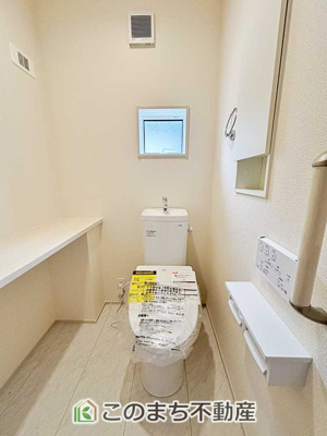 【トイレ】 | ブルーミングガーデン下野市駅東2丁目　4号棟 | 小窓から換気ができて清潔なトイレスペース☆