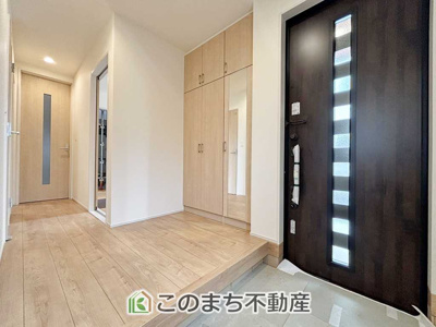 【玄関】 | ブルーミングガーデン下野市駅東2丁目　4号棟 | 広々とした玄関スペース♪たくさんの靴を収納できる下駄箱もございます。