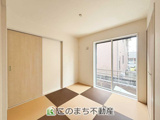 【和室】 | ブルーミングガーデン下野市駅東2丁目　4号棟 | お子様のお昼寝にも便利な和室です。大きな窓から暖かな日差しが差し込みます♪