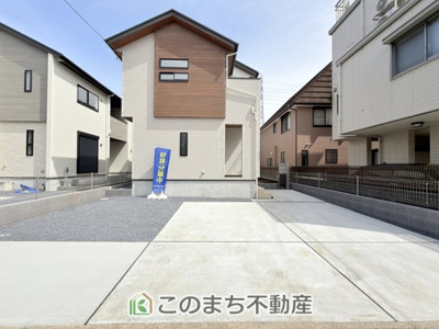 【駐車場】 | ブルーミングガーデン下野市駅東2丁目　4号棟 | 車３台駐車できる広い駐車場用意しています。