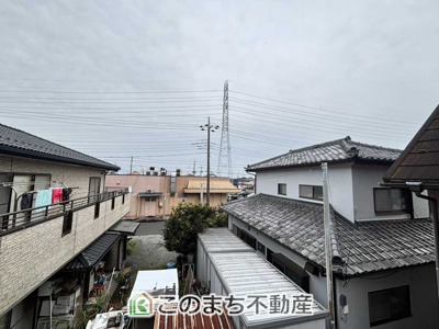 【展望】 | ブルーミングガーデン下野市駅東2丁目　4号棟 | 2階バルコニーからは、開放感あふれる穏やかな街並みを一望。
空が広く感じられ、晴れた日には気持ちよくお洗濯や外気浴も楽しめます
