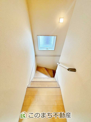 【内装】 | ブルーミングガーデン下野市駅東2丁目　4号棟 | 手すり付きで小さなお子様にも安心の階段スペースです☆
