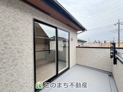 【バルコニー】 | ブルーミングガーデン下野市駅東2丁目　4号棟 | 南向きの大型バルコニーは陽当り良好で、たっぷりのお洗濯物もよく乾きます！
さらにインナーバルコニーなので雨の日でも安心してお出かけできますね♪