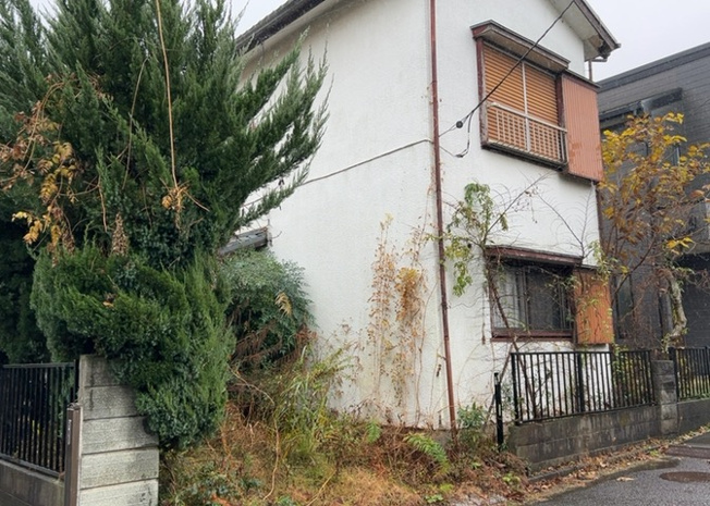【外観】 | 土地を買う際、住む地域の自治体や福祉の補助制度にも注目してみましょう。子供や老人の医療補助やゴミ出しのルールなど、自治体によってルールに大きな違いがあるため、暮らしやすい土地で判断するとよいでしょう。