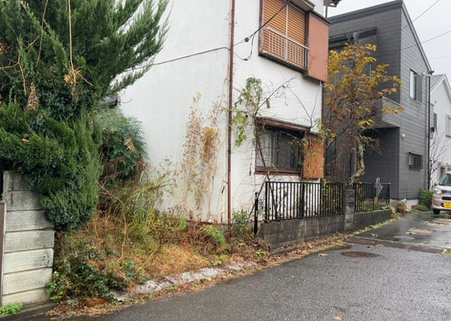 【外観】 | 現地に行くなら、物件の周囲の地形がどうなっているかを見ることも大切です。周辺より低くなっている土地では、大雨などで水が集まりやすいため、地盤が弱くなっているということも考えられるため、注意が必要です。