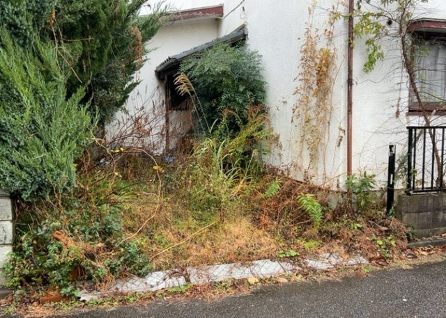 【外観】 | 隣家の土地はどうなっているのか、生活利便施設が近くにあるのか、学校まで近いかなど、お客様のライフスタイルにあわせたイメージが重要です。また、近くにあると困る施設が近くにないかも確認するといいでしょう。