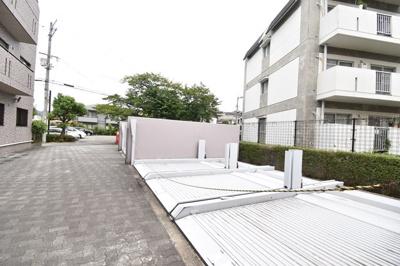【駐車場】 | 豊中上野西パークハウス | サイトに掲載されていない箇所の写真、撮影してお届けさせて頂きます！気になる物件で、見たい部分の画像が無い場合は、弊社スタッフまでご連絡下さいませ。お客様の気になる箇所を、カメラにて撮影して参ります！