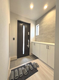 【玄関】 | 廿日市市物見西1（前空駅）全2区画　NO1 | シューズボックスが設置されており、家族の靴がスッキリ収納できます☆