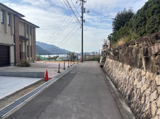 【前面道路含む現地写真】 | 廿日市市物見西1（前空駅）全2区画　NO1 | 前面道路4ｍ