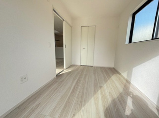 【洋室】 | 廿日市市物見西1（前空駅）全2区画　NO1 | 17帖リビングにつながる洋室☆寝室や子供部屋など、1階で過ごせる間取りが配慮されています。