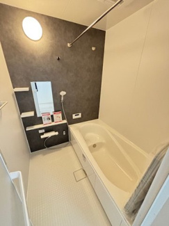 【浴室】 | 廿日市市物見西1（前空駅）全2区画　NO1 | ゆったりした浴槽は、足を伸ばしてゆったり湯船につかることができます。
浴室換気乾燥機付きでカビ予防やヒートショック予防に安心です☆