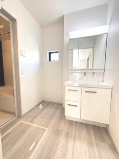 【独立洗面台】 | 廿日市市物見西1（前空駅）全2区画　NO1 | 三面鏡付きの洗面台は、メイクもドライヤーも余裕のスペースです。