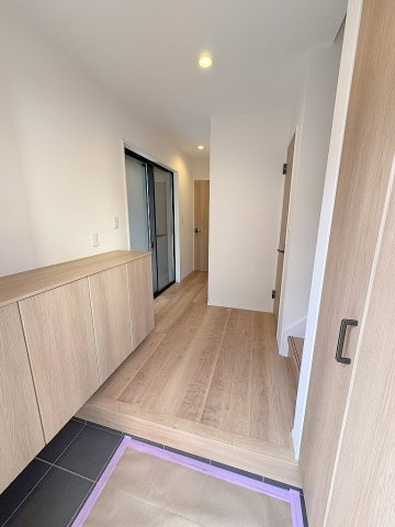 三郷市鷹野1丁目　新築戸建　全1棟の玄関|カウンターの上にはお好きなインテリアが飾れます