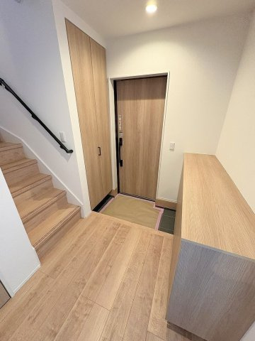 三郷市鷹野1丁目　新築戸建　全1棟の玄関|シューズインクロークが付いた玄関です