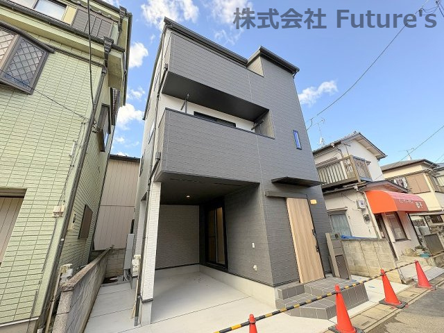 三郷市鷹野1丁目　新築戸建　全1棟の外観|ビルトインガレージ付き3階建ての邸宅です