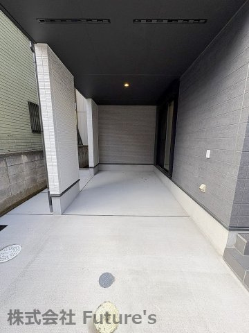 三郷市鷹野1丁目　新築戸建　全1棟の駐車場|雨に濡れずに乗り降りできるビルトインガレージ