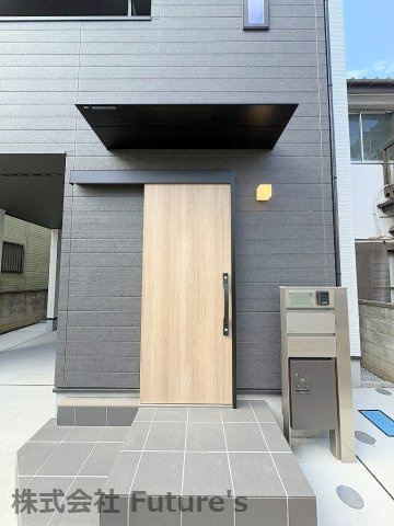 三郷市鷹野1丁目　新築戸建　全1棟のエントランス|不在時に便利な宅配BOX完備