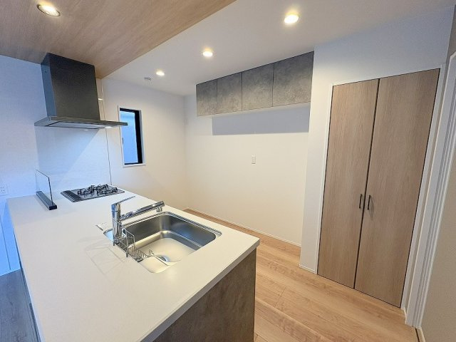 三郷市鷹野1丁目　新築戸建　全1棟のキッチン|備付吊戸棚、パントリーが付いたキッチンです