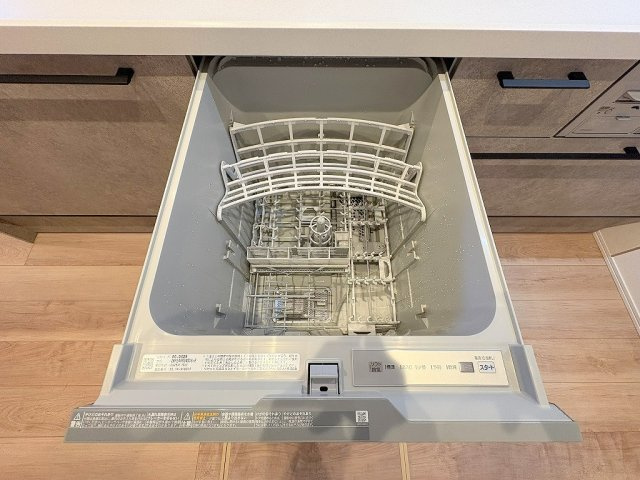 三郷市鷹野1丁目　新築戸建　全1棟のキッチン|家事の時短につながる食洗機完備