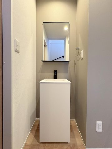 三郷市鷹野1丁目　新築戸建　全1棟の独立洗面台|2階ホールにも洗面台があり便利です