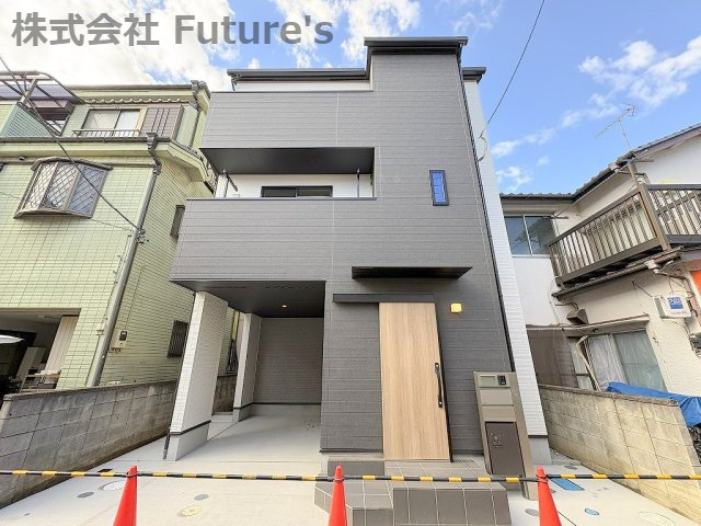 三郷市鷹野1丁目　新築戸建　全1棟の外観|明るい2階リビングとビルトインガレージのある3階建て新築戸建