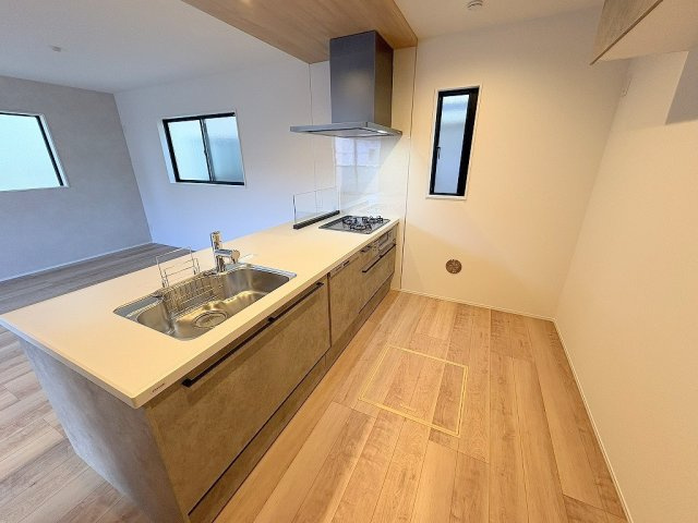 三郷市鷹野1丁目　新築戸建　全1棟のキッチン|食洗機完備のシステムキッチンでお料理も楽しめます