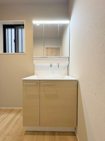 三郷市鷹野1丁目　新築戸建　全1棟の独立洗面台|三面鏡付きシャワードレッサーで朝の準備も快適