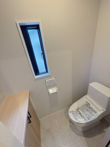 三郷市鷹野1丁目　新築戸建　全1棟のトイレ|2階のトイレです