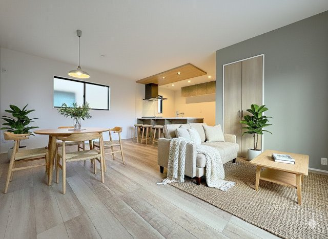 三郷市鷹野1丁目　新築戸建　全1棟の居間・リビング|現況の物件写真にCGによる画像処理を行っています。家具、家電、小物、カーテン等はイメージはCGです。