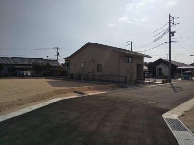 【前面道路含む現地写真】 | フィールズ西岐波（山村）２期 | 団地前の前面道路