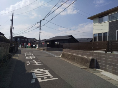 【前面道路含む現地写真】 | フィールズ西岐波（山村）２期 | 団地前の前面道路