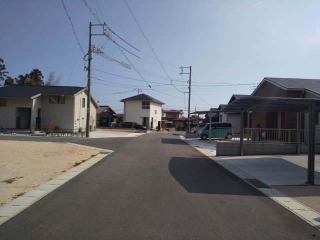 【前面道路含む現地写真】 | フィールズ西岐波（山村）２期 | 団地前の前面道路