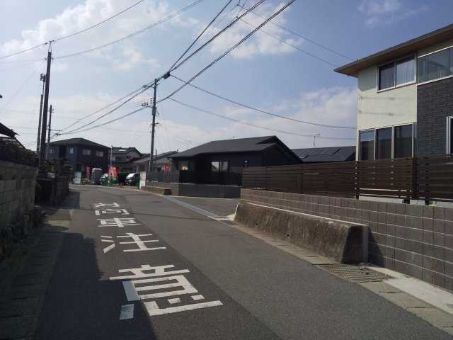 【前面道路含む現地写真】 | フィールズ西岐波（山村）２期 | 団地前の前面道路