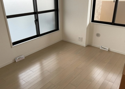 【洋室】 | コスモ相武台サニーサイド | 洋室のメリットは重い家具が置きやすく、身の回りが整理しやすいことです。 床がフローリングのため畳とは異なり凹みにくいです。 クローゼットなど収納が豊富で、普段使わない旅行カバンや服の整頓も簡単にです。