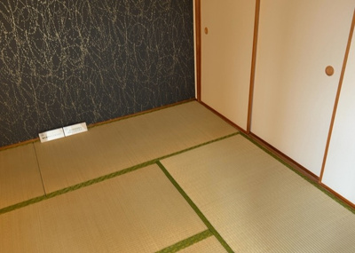 【寝室】 | コスモ相武台サニーサイド | 寝室でゆっくりと過ごすためにはベッド周りの適度な空間を担保することや窓の位置、照明の明るさ、寝室の広さなどを考える必要があります。自身や家族の構成とライフスタイルに併せて寝室にする部屋を選びましょう！