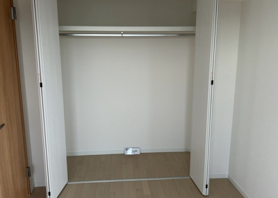 【収納】 | コスモ相武台サニーサイド | デザイン性を重視しすぎて収納が少なかった！なんてことにならないため、事前に現地で収納の数を確認しておくことをお勧めします。クローゼット以外にも床下収納や屋根裏収納、パントリーなどもチェックしましょう。