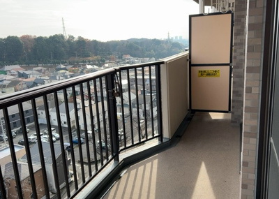 【バルコニー】 | コスモ相武台サニーサイド | バルコニーは、室外の専用スペースのうち、「屋根がなく開放された空間」であるものを指します。ベランダより広いタイプのものが多く、日当たりもよいため家庭菜園などを楽しみたい人にとって適した環境となります。