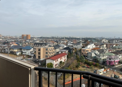 【展望】 | コスモ相武台サニーサイド | 眺望の良さを楽しめるダイニングキッチンで家族団らんの時間を過ごしてはいかがでしょうか。バルコニーから見える景色を家族で眺める時間は、時間が経つのを忘れてしまいそうですね。是非、現地を見に行きましょう！