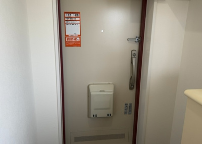 【玄関】 | コスモ相武台サニーサイド | 玄関は家の顔でもあり、家族以外の目にも止まる場所です。玄関は外との間を仕切る扉、靴などをしまっておく収納スペース、靴脱ぎのたたきスペース、来客とのやり取りをするドアホンなど複数のアイテムからなります。