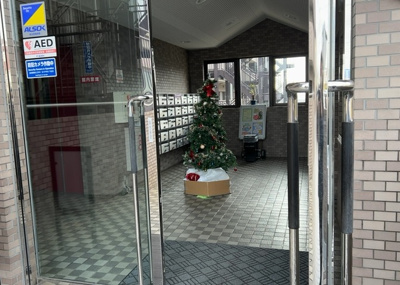 【エントランス】 | コスモ相武台サニーサイド | マンションのエントランスには、もともと風よけや防犯の役割がありますが、マンションによって宅配ボックスなどの設備が備わっている所もあります。日々の生活をイメージしながら生活しやすさをチェックしましょう。