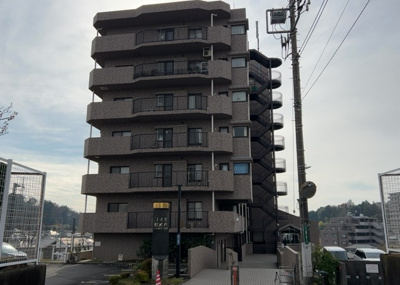 【外観】 | コスモ相武台サニーサイド | 外観はマンション管理がされているかの目安になります。築年数が古いと、壁面は劣化してひび割れが生じることも！建物が古びていても細かいところが修繕されていると、きちんと管理されているなぁと感じるでしょう。