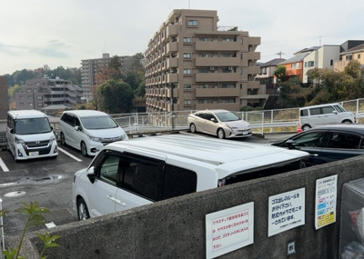 【駐車場】 | コスモ相武台サニーサイド | 車一台あたりに必要なスペースは、標準サイズの普通自動車で横幅2m50cm、長さ5mは必要になります。ただし、乗降のことも考慮して横幅3m30cm、長さ5m50cmほどは確保できるところを選びましょう。