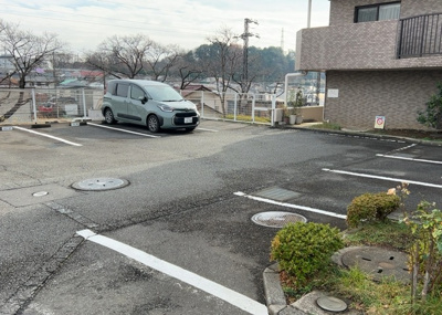【駐車場】 | コスモ相武台サニーサイド | 駐車場と明記されていても、最小スペースでつくられた駐車場だと大型車は駐車できなかったり、出入りしにくくなったりする可能性があります。お車のサイズと購入したい物件の駐車場のサイズを現地で確認しましょう。