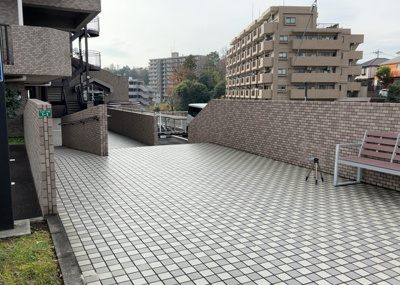 【中庭】 | コスモ相武台サニーサイド | 中庭（パティオ）とは、一つの建築物の内部に設けられた、壁などで囲われている庭のことを指します。コの字型、ロの字型が主流ですが、L字型の中庭もあります。最近では、インテリア性の高さからも人気があります。